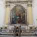 Di fronte a noi si erge l'altare maggiore in stile barocco:  rivestito con marmi pregiati, con angeli laterali che supportano dei candelieri dorati. Al centro troneggia una pala del 1800 con l'immagine del Salvatore che avanza su un prato fiorito